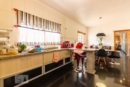 Casa à venda com 300m², 4 quartos e 4 vagasCozinha