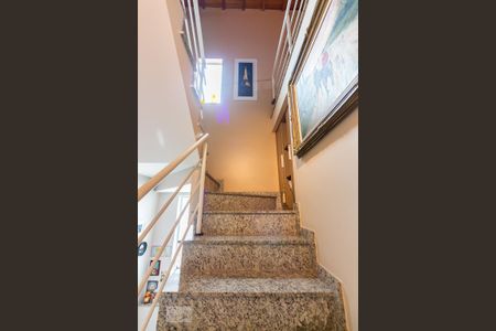 Casa à venda com 300m², 4 quartos e 4 vagasEscada