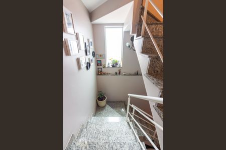 Casa à venda com 300m², 4 quartos e 4 vagasEscada