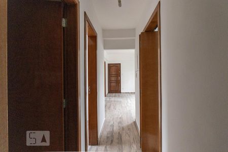 Corredor para os quartos de apartamento para alugar com 3 quartos, 70m² em Itaim Bibi, São Paulo