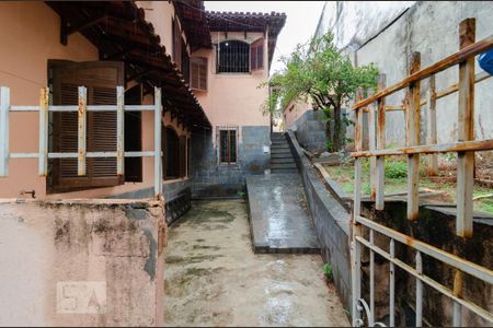 Casa à venda com 600m², 4 quartos e 3 vagas Casa à venda com 600m², 4 quartos e 3 vagasCorredor lateral