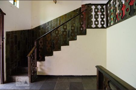 Casa à venda com 600m², 4 quartos e 3 vagas Casa à venda com 600m², 4 quartos e 3 vagasEscada