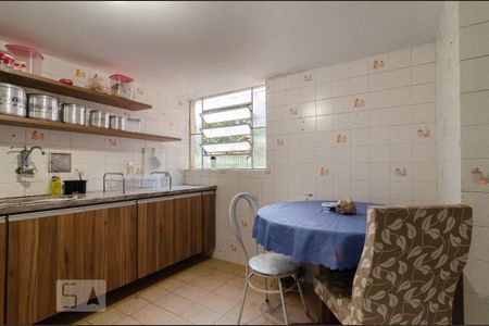 Casa à venda com 600m², 4 quartos e 3 vagas Casa à venda com 600m², 4 quartos e 3 vagascozinha