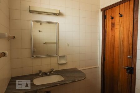 Casa para alugar com 3m², 4 quartos e sem vaga Casa para alugar com 3m², 4 quartos e sem vagaBanheiro Suíte