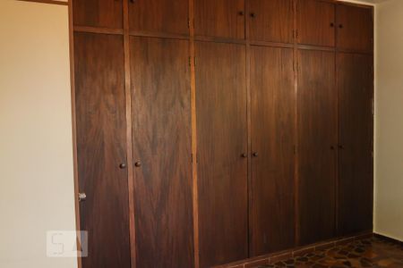 Casa para alugar com 3m², 4 quartos e sem vaga Casa para alugar com 3m², 4 quartos e sem vagaArmário