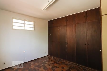 Casa para alugar com 3m², 4 quartos e sem vaga Casa para alugar com 3m², 4 quartos e sem vagaQuarto 1