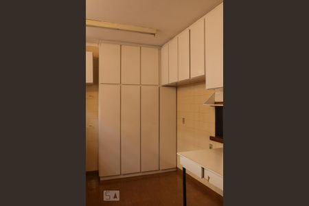 Casa para alugar com 3m², 4 quartos e sem vaga Casa para alugar com 3m², 4 quartos e sem vagaArmário