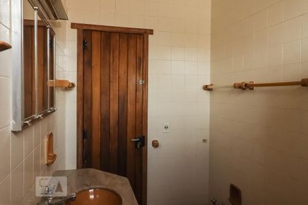 Casa para alugar com 3m², 4 quartos e sem vaga Casa para alugar com 3m², 4 quartos e sem vagaBanheiro