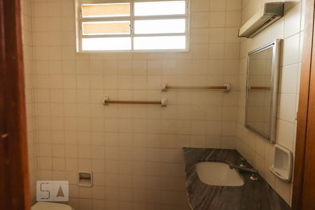Casa para alugar com 3m², 4 quartos e sem vaga Casa para alugar com 3m², 4 quartos e sem vagaBanheiro Suíte
