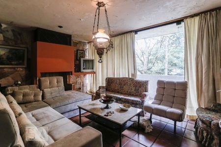 Casa para alugar com 750m², 4 quartos e 5 vagas Casa para alugar com 750m², 4 quartos e 5 vagasSala de TV Lareira