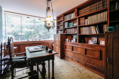 Casa para alugar com 750m², 4 quartos e 5 vagas Casa para alugar com 750m², 4 quartos e 5 vagasEscritório