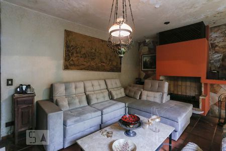 Casa para alugar com 750m², 4 quartos e 5 vagas Casa para alugar com 750m², 4 quartos e 5 vagasSala de TV Lareira