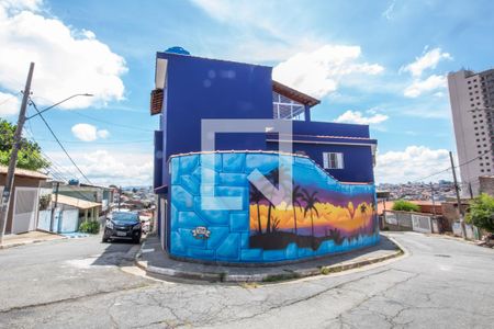 Casa à venda com 200m², 4 quartos e 3 vagas Casa à venda com 200m², 4 quartos e 3 vagasFachada