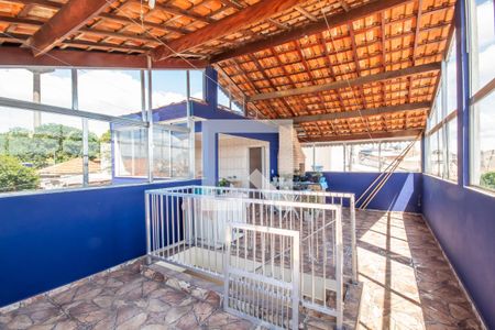 Casa à venda com 200m², 4 quartos e 3 vagas Casa à venda com 200m², 4 quartos e 3 vagasTerraço