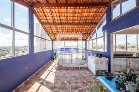 Casa à venda com 200m², 4 quartos e 3 vagas Casa à venda com 200m², 4 quartos e 3 vagasTerraço