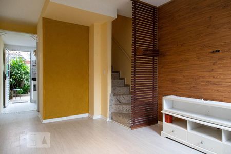 Sala de casa de condomínio para alugar com 2 quartos, 60m² em Vargem Pequena, Rio de Janeiro