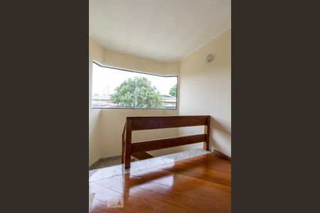 Casa à venda com 250m², 4 quartos e 3 vagas Casa à venda com 250m², 4 quartos e 3 vagasEscada