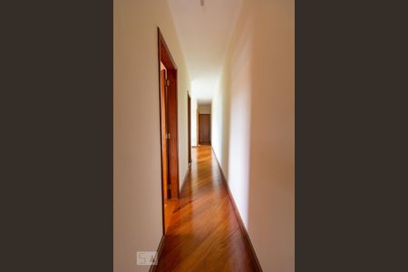 Casa à venda com 250m², 4 quartos e 3 vagas Casa à venda com 250m², 4 quartos e 3 vagasCorredor Quartos