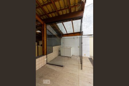 Casa à venda com 250m², 4 quartos e 3 vagas Casa à venda com 250m², 4 quartos e 3 vagasOfuro