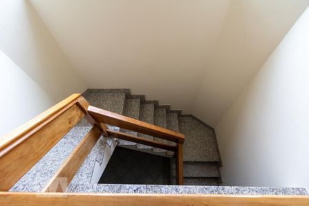 Casa à venda com 250m², 4 quartos e 3 vagas Casa à venda com 250m², 4 quartos e 3 vagasEscada