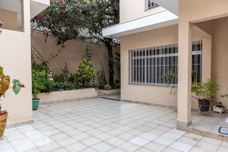 Casa à venda com 712m², 6 quartos e 4 vagas Casa à venda com 712m², 6 quartos e 4 vagasQuintal