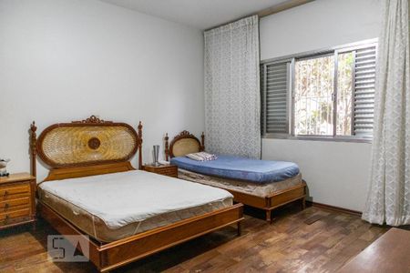 Casa à venda com 712m², 6 quartos e 4 vagas Casa à venda com 712m², 6 quartos e 4 vagasQuarto 1