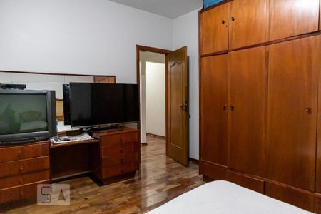 Casa à venda com 712m², 6 quartos e 4 vagas Casa à venda com 712m², 6 quartos e 4 vagasQuarto 1