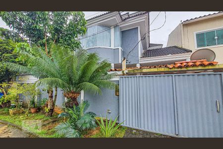 Casa de condomínio à venda com 355m², 4 quartos e 2 vagas Casa de condomínio à venda com 355m², 4 quartos e 2 vagasFachada