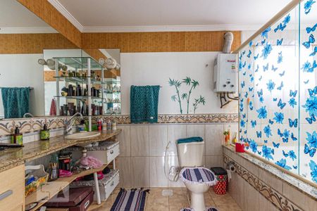 Casa de condomínio à venda com 355m², 4 quartos e 2 vagas Casa de condomínio à venda com 355m², 4 quartos e 2 vagasBanheiro da Suíte 2