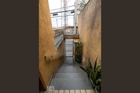 Casa à venda com 240m², 3 quartos e 2 vagasEscadas de entrada da casa