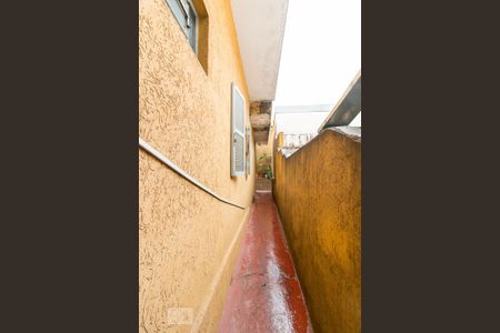 Casa à venda com 240m², 3 quartos e 2 vagasCorredor de acesso à garagem