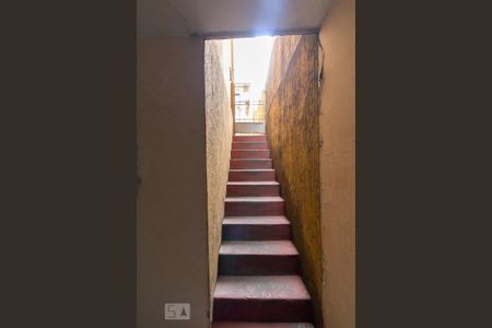 Casa à venda com 240m², 3 quartos e 2 vagasEscadas de acesso à garagem