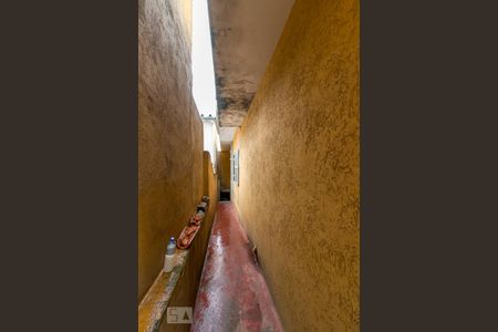 Casa à venda com 240m², 3 quartos e 2 vagasCorredor de acesso à garagem