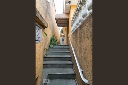 Casa à venda com 240m², 3 quartos e 2 vagasEscadas de entrada da casa