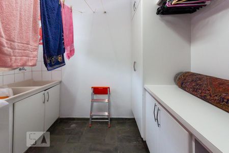 Casa de condomínio à venda com 500m², 4 quartos e 6 vagas Casa de condomínio à venda com 500m², 4 quartos e 6 vagasÁrea de serviço