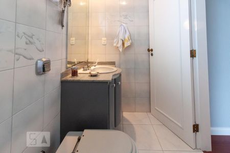 Casa de condomínio à venda com 500m², 4 quartos e 6 vagas Casa de condomínio à venda com 500m², 4 quartos e 6 vagasBanheiro