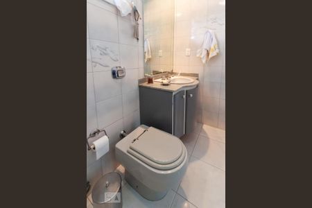 Casa de condomínio à venda com 500m², 4 quartos e 6 vagas Casa de condomínio à venda com 500m², 4 quartos e 6 vagasBanheiro