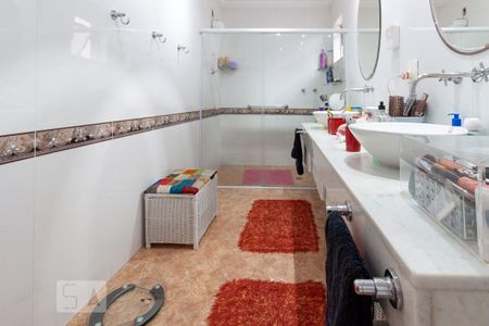 Casa de condomínio à venda com 500m², 4 quartos e 6 vagas Casa de condomínio à venda com 500m², 4 quartos e 6 vagasBanheiro da Suíte 2