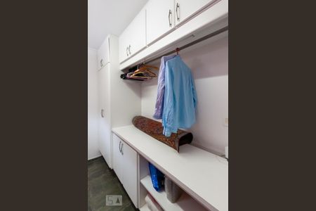 Casa de condomínio à venda com 500m², 4 quartos e 6 vagas Casa de condomínio à venda com 500m², 4 quartos e 6 vagasÁrea de serviço