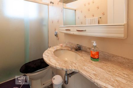 Casa de condomínio à venda com 500m², 4 quartos e 6 vagas Casa de condomínio à venda com 500m², 4 quartos e 6 vagasBanheiro de serviço