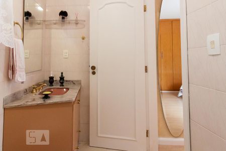 Casa de condomínio à venda com 500m², 4 quartos e 6 vagas Casa de condomínio à venda com 500m², 4 quartos e 6 vagasBanheiro da Suíte 1