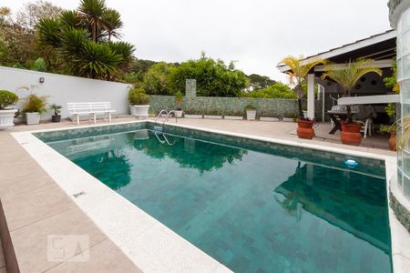Casa de condomínio à venda com 500m², 4 quartos e 6 vagas Casa de condomínio à venda com 500m², 4 quartos e 6 vagasPiscina