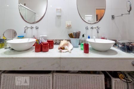 Casa de condomínio à venda com 500m², 4 quartos e 6 vagas Casa de condomínio à venda com 500m², 4 quartos e 6 vagasBanheiro da Suíte 2