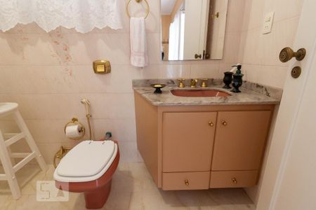 Casa de condomínio à venda com 500m², 4 quartos e 6 vagas Casa de condomínio à venda com 500m², 4 quartos e 6 vagasBanheiro da Suíte 1