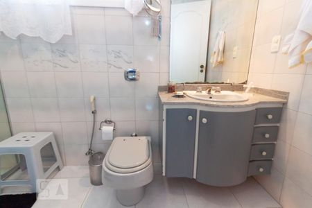 Casa de condomínio à venda com 500m², 4 quartos e 6 vagas Casa de condomínio à venda com 500m², 4 quartos e 6 vagasBanheiro