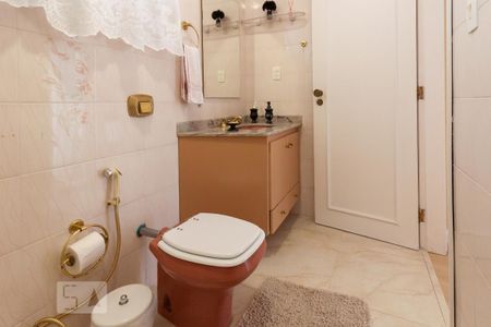 Casa de condomínio à venda com 500m², 4 quartos e 6 vagas Casa de condomínio à venda com 500m², 4 quartos e 6 vagasBanheiro da Suíte 1