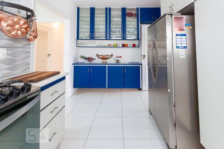 Casa de condomínio à venda com 500m², 4 quartos e 6 vagas Casa de condomínio à venda com 500m², 4 quartos e 6 vagasCozinha