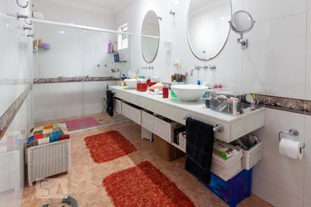 Casa de condomínio à venda com 500m², 4 quartos e 6 vagas Casa de condomínio à venda com 500m², 4 quartos e 6 vagasBanheiro da Suíte 2