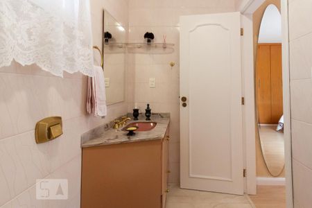 Casa de condomínio à venda com 500m², 4 quartos e 6 vagas Casa de condomínio à venda com 500m², 4 quartos e 6 vagasBanheiro da Suíte 1