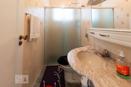 Casa de condomínio à venda com 500m², 4 quartos e 6 vagas Casa de condomínio à venda com 500m², 4 quartos e 6 vagasBanheiro de serviço